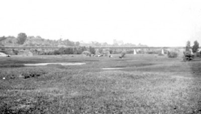 071-0043 Wiesenlandschaft unweit von Paterswalde. Im Hintergrund die Bruecke.jpg