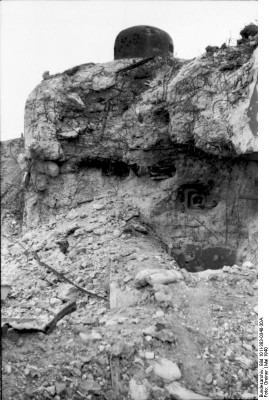 Bundesarchiv_Bild_101I-383-0348-30A,_Frankreich,_bei_Arras,_zerstörter_Bunker.jpg