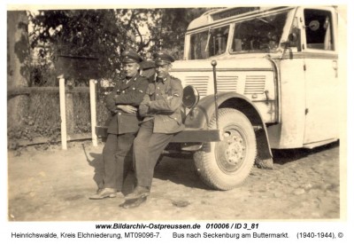 ID010006-Heinrichswalde-MT0996-7-Bus_nach_Seckenburg_a_d_Haltestelle_Buttermarkt.jpg