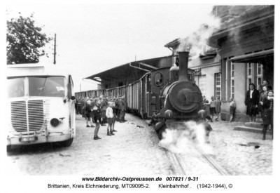 ID007821-Brittanien_unter_Neukirch_98_Kleinbahnhof_li_Linienbus_nach_Seckenburg.jpg