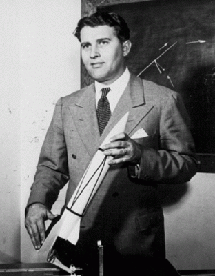 Von_Braun_Holding_V-2_Model.gif