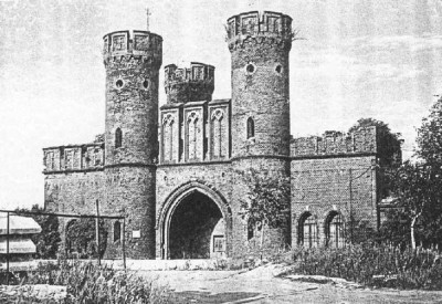 Das Friedrichsburger Tor (hier im Bild nach 1945) Die Reste vom Tor an der frueheren Feste Friedrichsburg.JPG