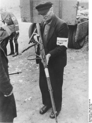 Bundesarchiv_Bild_146-1979-107-09,_Volkssturmmann_mit_Gewehr.jpg