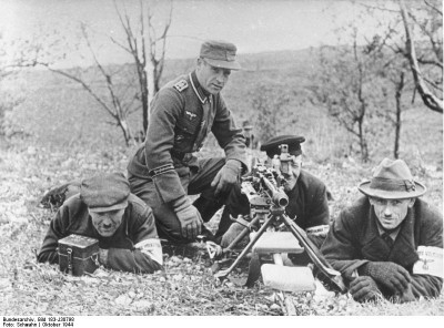 Bundesarchiv_Bild_183-J30798,_Volkssturm-Mаnner_in_der_Ausbildung.jpg