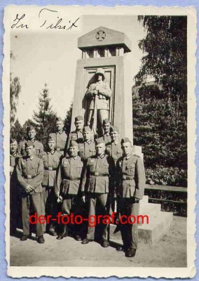 Gruppenfoto von Soldaten der Wehrmacht vor dem Kriegerdenkmal in Tilsit, Ostpreussen, um 1938.jpg
