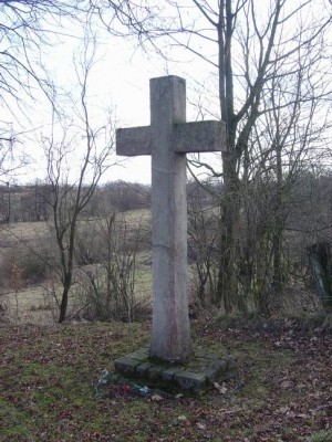 Крест на самом кладбище