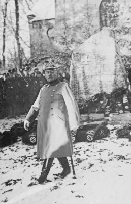 Какая-то торжественная церемония, на которой присутствует Пауль фон Ленски, один из героев Первой мировой. Его ландштурм батальон Tilsit II в 1914г. заметно отличился при защите Восточной Пруссии и в частности Тильзита, 1938г.