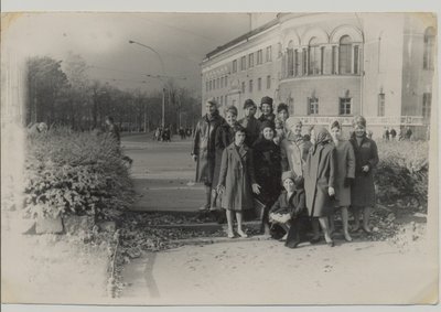 1965 год . На стене драмтеатра висят фото артистов труппы .Вандалов и любителей графити еще не было . Сейчас  дирекция  театра может безопасно  вывешивать  фото артистов только в фойе театра .