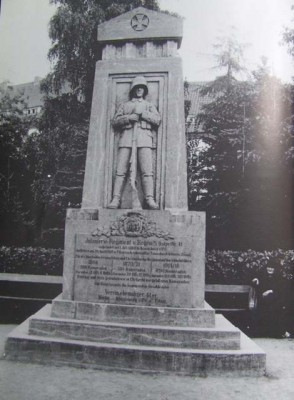 Сверху памятник Воинам 41 пехотного полка погибших в 1 Мировую войну