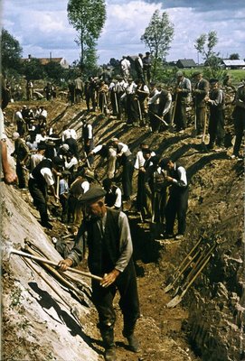 Восточная Пруссия, лето 1944 года. Местные жители копают противотанковые рвы. По приказу гауляйтера Коха все местное население было привлечено к работам по сооружению укреплений, которые должны были остановить наступление Красной Армии.<br /><br />Время съемки: 1944