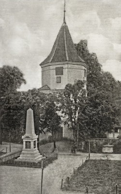 _Labiau_Schlossturm_und_Kriegerdenkmal.jpg