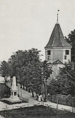 Labiau_Schlossturm_und_Kriegerdenkmal_I.jpg