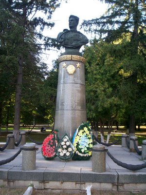 Памятник И.Д. Черняховскому на родине героя г. Умань 2011 год