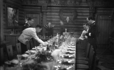 Rominten Reichsjaegerhof Eindecken der Tafel 1936-1944