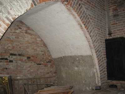 одна из арок ныне заложенных окон на западной стороне башни