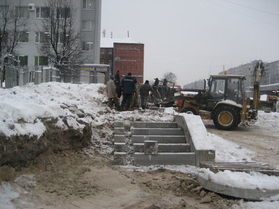 укладывание плитки в мороз с помощью костра