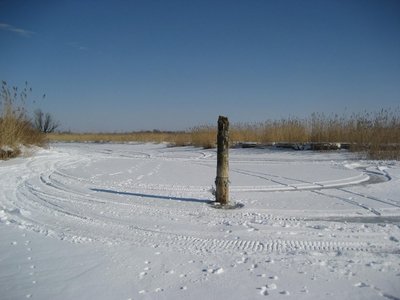 указатель главной дороги на канале