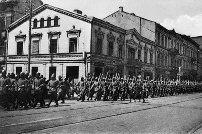 Umgehend wurden Verstärkungen an die Ostfront gebracht .jpg