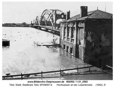 ID002562-Tilsit_Hochwasser_an_der_Luisen-Bruecke_1942__ms.jpg