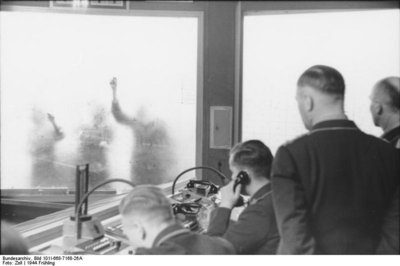 Bundesarchiv_Bild_101I-668-7168-26A,_Reichsgebiet,_Leitstand_der_4._Flakdivision.jpg