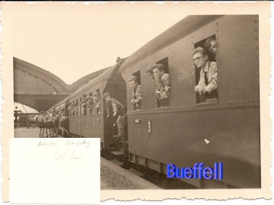 HJ Jugend in Uniform im Bahnhof Konigsberg.jpg