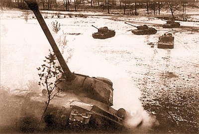 Танк ИС-2 преодолевает подъем. Восточная Пруссия, 3-й Белорусский фронт, январь 1945 г..jpg