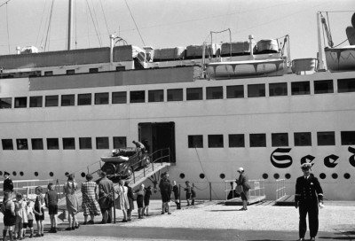 Verladung eines Pkws auf das Motorschiff Seedienst Ostpreussen, 1938.jpg