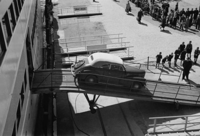 Entladen eines Pkws im Hafen, um 1938.jpg