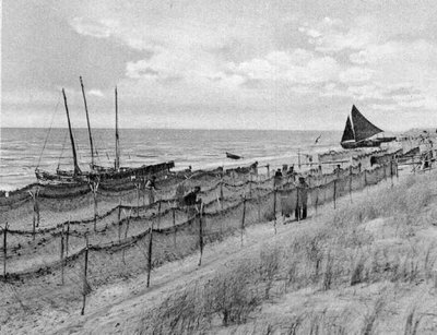 90-28-0013 Kurische Nehrung, Sarkau, Fischerhafen am Ostseestrand.jpg