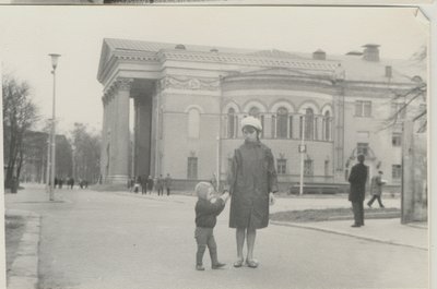 1972 год .Здание театра и место для парковки .