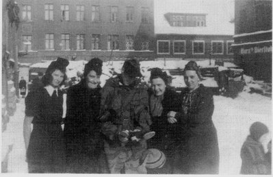 На фото - Хорст Кренке c жителями Кенигсберга. Слева крайняя, в легкой одежде - Нина, девушка Крёнке. Крёнке держит в руках новый шарф, подаренный ему.