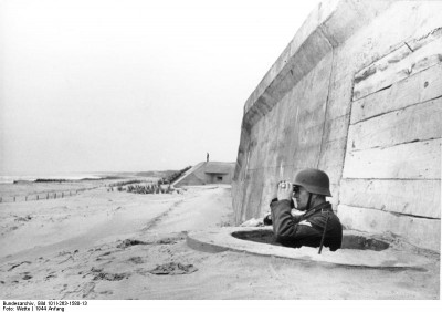 Bundesarchiv_Bild_101I-263-1580-13%2C_Frankreich%2C_Atlantikwall%2C_Soldat.jpg