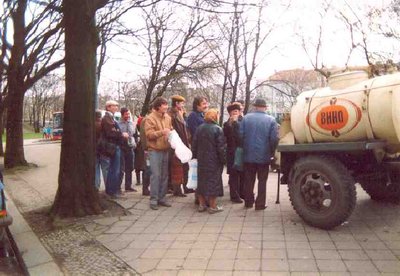 Koenigsberg 1992. Die Buerger der Stadt kaufen Wein. (Foto R.Hinz)