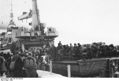 Bundesarchiv_Bild_146-1972-093-65%2C_Fl%C3%BCchtlinge_auf_Schiff.jpg