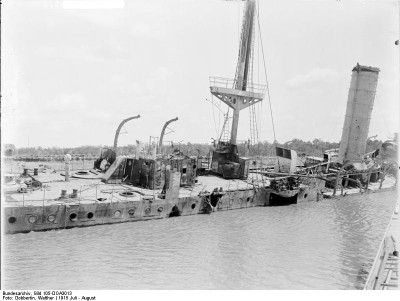 Bundesarchiv_Bild_105-DOA3013,_Deutsch-Ostafrika,_Kreuzer_Koenigsberg.jpg