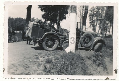 Foto Tapiau Ostpreußen Kübelwagen PKW Unfall Landser Funker Kfz Jeep Königsberg