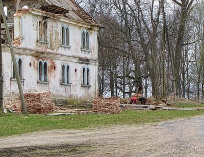 &quot;шабашат&quot; местные жители, но присматривал за ними некий чужеземец. Кирпич (деловой) аккуратно сложен...для чего, пояснения не нужны