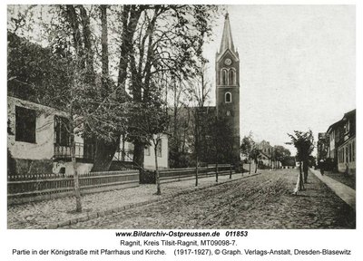 ID011853-Ragnit_Partie_in_der_Koenigstrasse_mit_Pfarrhaus_und_Kirche__ms.jpg