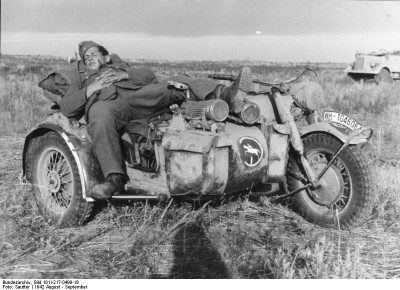 Bundesarchiv_Bild_101I-217-0499-18,_Russland-Sud,_Kradfahrer.jpg