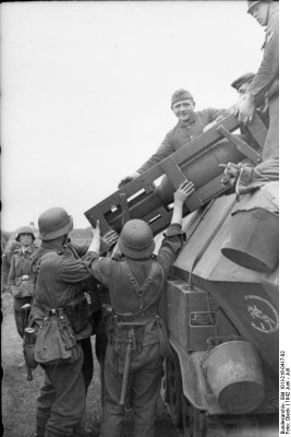 Bundesarchiv_Bild_101I-216-0417-02,_Russland,_schwerer_Wurfrahmen_an_Schutzenpanzer.jpg