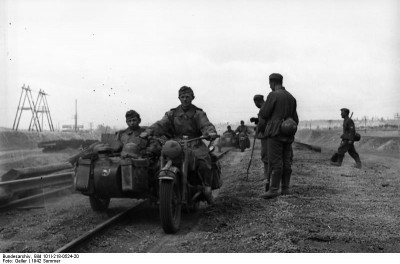 Bundesarchiv_Bild_101I-218-0524-20,_Russland-Sud_(Don,_Stalingrad),_Krader.jpg