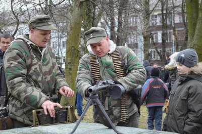 изучение вражеского оружия