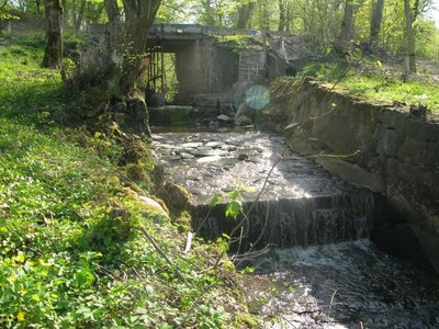 далее проходит под мостом уже восстановленным