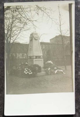 Kriegerdenkmal beim Gymnasium Tilsit, um 1925.jpg