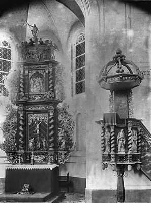 4 Evang. Pfarrkirche, Altar und Kanzel.jpg