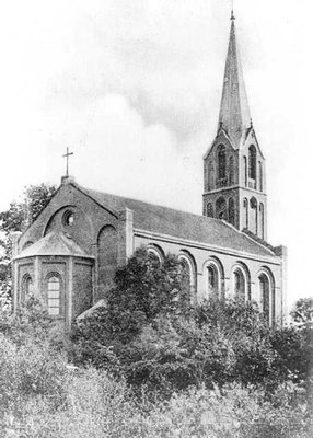 071-0002 Die Pfarrkirche in Paterswalde. Ansicht von der Dorfstrasse.jpg