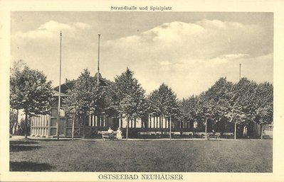 Neuhaeuser-Strandhalle-und-Spielplatz.jpg