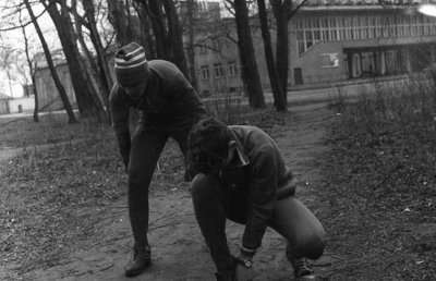 Разминка перед забегом.На заднем плане ДК Железнодорожников.