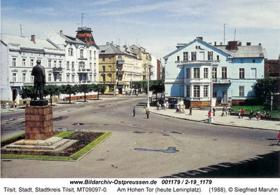советск площадь и ленин 1988.jpg