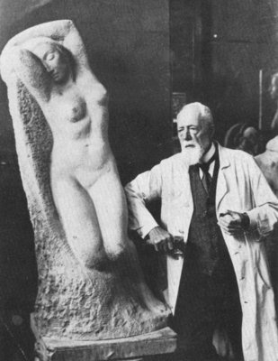 Скульптор  Станислаус  Кауэр  со своей последней работой &quot;Спящая обнаженная натура&quot;. Фото  1942 года